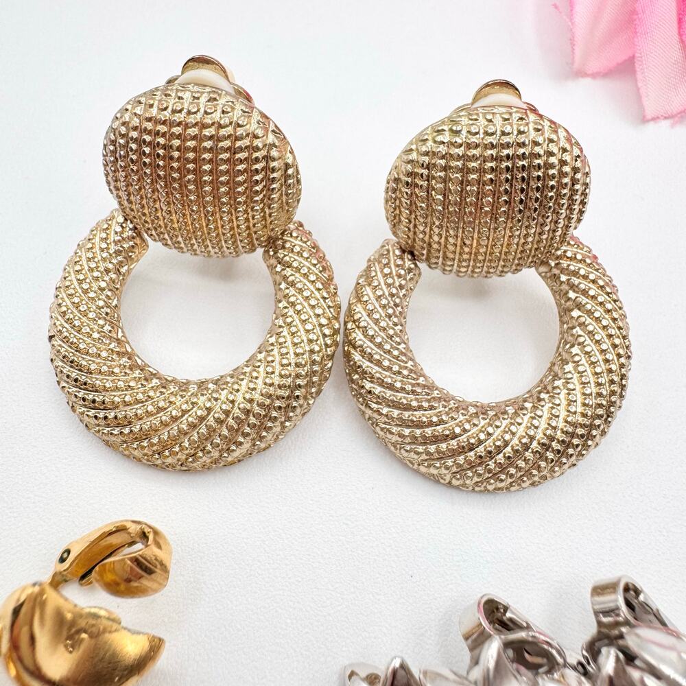 Vintage 3 Pair Clip On Earring Lot Includes Trifari & Unsigned Door Knocker - Picture 10 of 13